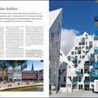 "Spannendes Aarhus" beschreibt Aarhus als Kulturmetropole. Links historische Häuser am Fluss, rechts moderne Architektur.