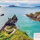 Wo Irland endet: Dingle-Halbinsel, blauer Ozean, grasbewachsene Felsen, Serpentinenweg, dramatische Küstenlinie, Inseln.