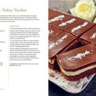 Titel: Schoko-Kokos-Kuchen. Rezepttext mit Zutaten und Zubereitung. Rechts: rechteckiger Kuchenausschnitt mit dunkler Glasur und Kokosraspeln.