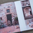 Seite 75. Links: Zwei Personen vor einer Steinmauer mit Pflanzen und einem Hund. Rechts: Vier Fotos von Innenräumen und Händen.