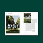 "Dan Graham: Double Triangular – Pavillon für Hamburg". Zwei Fotos eines gläsernen Pavillons in einer grünen Parklandschaft, umgeben von Bäumen.