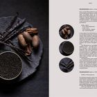 Text: "Snacks 009", "PEKANNUSSKERN", "TOPINAMBURPÜREE".  
Links: Dunkler Teller mit Vanilleschoten, Pekannüssen und schwarzem Kaviar.