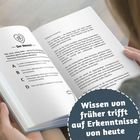 „Wissen von früher trifft auf Erkenntnisse von heute“ steht auf einem runden Schild. Geöffnetes Buch mit Text über Geschmack.