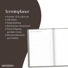 Terminplaner: Format 13,5 × 18,5 cm, 136 Seiten, Fadenheftung, Leinenlook, Prägung, Wochenübersicht. Links Text, rechts offen.