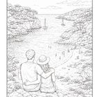 Zwei Personen sitzen auf Felsen und schauen auf eine Bucht mit Segelbooten und umgeben von bewachsenen Klippen.