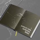 Text: "Besuch bei einem jugendlichen Mörder". Offenes Buch, dunkle Seite, zentrierter gelber Buchmarker, Glasbruch-Muster.