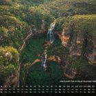 Kalenderbild: "Wentworth Fall im Blue Mountain National Park" mit Kalenderdaten und dicht bewaldeter Schlucht mit Wasserfall.
