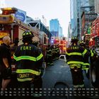 Feuerwehrleute in New York, umgeben von Einsatzfahrzeugen. Oben Werbung: "New Yorkers Never Miss a Beat." Kalender unten.