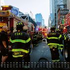 Feuerwehrleute in Uniform vor Einsatzfahrzeugen. "F.D.N.Y." auf den Jacken, Schilder mit "SKYJACK" und Kalender am unteren Rand.