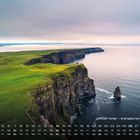 Cliffs of Moher - dramatische Steilküste. Sicht auf imposante grüne Klippen und blaues Meer unter grauem Himmel.