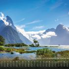 „Milford Sound - Fjord im Südwesten der Südinsel Neuseelands“. Monatskalender mit Bergen, Wasser und Bäumen.