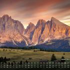 Kalenderansicht: Tage von 1 bis 31, "Seiser Alm, Dolomiten", Monat "3", beeindruckendes Bergpanorama bei Sonnenuntergang.