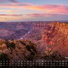 "Grand Canyon 4" und unten ein Monatskalender; spektakuläre Canyonlandschaft bei Sonnenuntergang mit buntem Himmel.