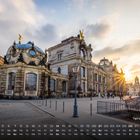 „Terrassenufer 3“ steht über einem Stadtbild bei Sonnenuntergang, mit historischen Gebäuden und einer gepflasterten Straße.