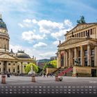 Text: "Gendarmenmarkt", "KONZERTHAUS BERLIN". Szene mit historischen Gebäuden, Menschen und blauem Himmel.