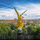 Kalenderansicht mit Monatszahlen und Wochentagen. Goldene Engelsstatue, Stadtpanorama, blauer Himmel mit Wolken.