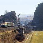 Rechts: Kalender für April, 1. bis 30., Sonntage rot. Links: Dampflokomotive 011518-8 in grüner Landschaft.