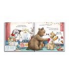 Ein Bär betrachtet stolz sein Kind. Hinter ihnen stehen Tiere und Spielzeug in einer fröhlichen, bunten Umgebung.