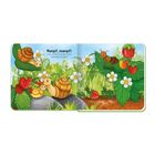 „Mampf, mampf! Wer ist klein, hat aber stets mächtigen Hunger?“ Illustration mit Schnecken, Erdbeeren und Blüten.