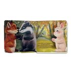 Ein Fuchs und ein Dachs umarmen sich; Text: „Das Häschen hüpft vergnügt herum den lieben langen Tag [...] es Umarmungen so mag.“