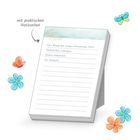 "Mit praktischen Notizseiten. Opa Bernd hat morgen Geburtstag (75)! Grillsachen einkaufen, Garten dekorieren, Ina anrufen!" Notizblock-Illustration mit Schmetterlingen und Blumen.