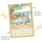 „Mai“, Text über Monatsnamen und Bauernregel. Illustration: Menschen an einem Seeufer mit Booten, Bäumen und klarem Himmel.