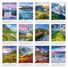 Kalender mit zwölf Monatsblättern, darunter Berge, Landschaften, Sonnenuntergänge und blühende Felder.