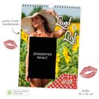 „Land & Lust“, „ZENSIERTER INHALT“, „großer Erotik-Wandkalender“, „2023“, „Papier aus nachhaltiger Forstwirtschaft“. Frau im Sonnenblumenfeld.