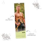 Kalender mit Muskelmännern. Monatsnamen: Januar bis Dezember. Jeder Monat zeigt einen Mann mit freiem Oberkörper.