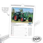 53 Fahrzeuge der DDR mit technischen Daten. Kalenderblatt zeigt einen grünen Traktor auf einer Wiese. "Oktober" steht mit einem blauen Auto daneben.