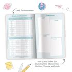 Schulferien Deutschland und Quartalsziele in einem geöffneten Planer. Illustrationen von Planeten, Papierflieger, Bleistiften.