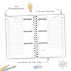 Mit Jahreskalendarium, A, B und C-Wochen, eine Woche auf zwei Seiten. Kalenderseiten mit Platz für Einträge.