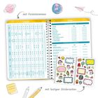 Eine Agenda mit Ferien- und Feiertagen, umgeben von Illustrationen: Planeten, Papierflieger, Sticker und Bleistifte.