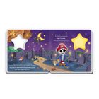 Ein Piratenskelett sitzt auf einem Friedhof. Ein großer leuchtender Stern und ein Mond sind am Nachthimmel.