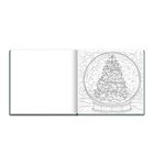 Links eine leere Seite, rechts eine Illustration eines Weihnachtsbaums in einer Schneekugel.