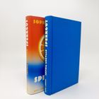 Zwei Bücher, eins mit rotem, das andere mit blauem Einband. Texte: "SPEERCUT" und "SOPHIA MERWALD".