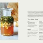 Text: Vier-Räuber-Essig. Zutaten: Salbeiblätter, Quendel, Rosmarin, Meerrettich, Wacholder. Bild zeigt dekorativen Essigansatz.