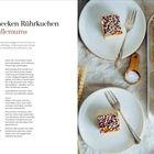 Rezept für Zimtschnecken-Rührkuchen. Links Zutaten und Zubereitung, rechts Kuchenstücke mit Zucker bestreut auf Tellern.