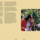 Zwei Frauen im Garten; eine riecht an Kräutern, die andere hält sie. Im Hintergrund tropische Pflanzen und Früchte.