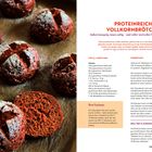 PROTEINREICHE VOLLKORNBRÖTCHEN: Außen knusprig, innen saftig; Zutaten und Zubereitung beschrieben. Bild: frische Brötchen.
