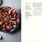 **Radicchiosalat mit Blutorangen**: Rezept mit rosa Radicchio, Feldsalat, Pecorino und Blutorangen. Zubereitung kurz, würzen und servieren. Links der Salat, rechts der Text.