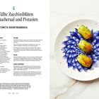 Titel: "Gefüllte Zucchiniblüten mit Räucheraal und Pistazien". Rezept und blaues Blumenmuster mit drei Zucchiniblüten.