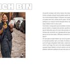 „HI ICH BIN”, „ANA ROMAS”; lächelnde Person mit gelbem Handy, trägt eine schwarze Jacke, steht auf einer Kopfsteinpflasterstraße.