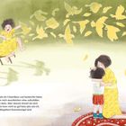 Ein Kind in roter Hose und weißem T-Shirt umarmt eine Frau in gelbem Kleid, umgeben von gelben Vögeln und Federn.