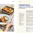 Links: Ein Teller mit gefüllten Auberginen neben einem Glas Wasser, im Hintergrund eine Auflaufform. Rechts: Rezept für Papoutsakia.