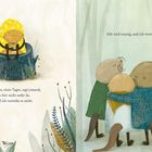 Links: „Aber dann, eines Tages...“ zeigt ein trauriger Otter mit gelbem Schal auf einem Baumstumpf. Rechts: „Alle sind traurig...“ zeigt eine Gruppe von Ottern in einer Umarmung.