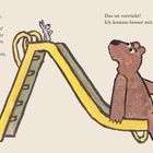 Illustration: Ein Bär auf Rutsche, ein Hase oben. Text: Der Bär möchte mitkommen, der Hase sucht Ruhe.