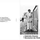 Zitat: „Die Frauen meiner Jugend hatten keine menschliche Gestalt...“  
Titel: Gabrielle Chanels Revolution der Mode.  
Bild: Eine Frau am Strand in eleganter Kleidung, 1923.