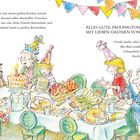 Ein Tisch mit Essen und eine Gruppe feiernder Personen mit Partyhüten. Ballons, Kuchen und fröhliche Gesichter.