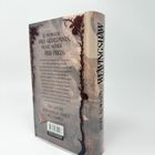 Rückseite eines Buches mit Text über ein Geheimnis und eine Suche. Ein roter, dornenbewehrter Rosenstängel ziert das Design.